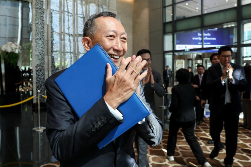 Deputy Finance Minister Vorapak Tanyawong arrives at the Stock Exchange of Thailand building, along with some cabinet colleagues including Prime Minister Anutin Charnvirakul, to meet with capital market executives on Sept 25. (Photo: Bhumjaithai Party)