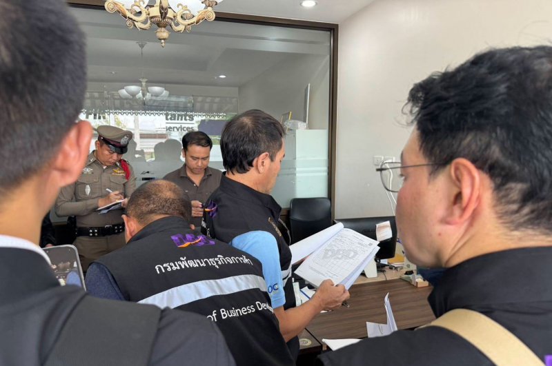 เจ้าหน้าที่กรมพัฒนาธุรกิจการค้า (DBD) และตำรวจเข้าตรวจสอบเอกสารของบริษัทบนเกาะพะงันที่ต้องสงสัยใช้คนไทยเป็นผู้เสนอชื่อชาวต่างชาติ (มีรูปถ่ายมาให้)