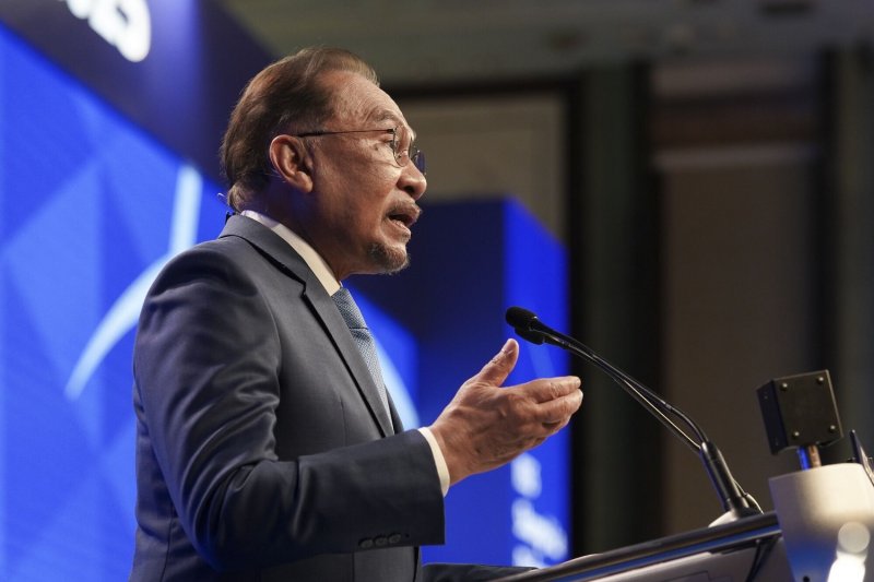 อันวาร์ อิบราฮิม นายกรัฐมนตรีมาเลเซีย กล่าวปราศรัยในการประชุม IISS Shangri-La Dialogue ซึ่งเป็นการประชุมด้านกลาโหมและความมั่นคงประจำปี ที่สิงคโปร์ เมื่อวันที่ 31 พฤษภาคม พ.ศ. 2568 (ภาพ: บลูมเบิร์ก)