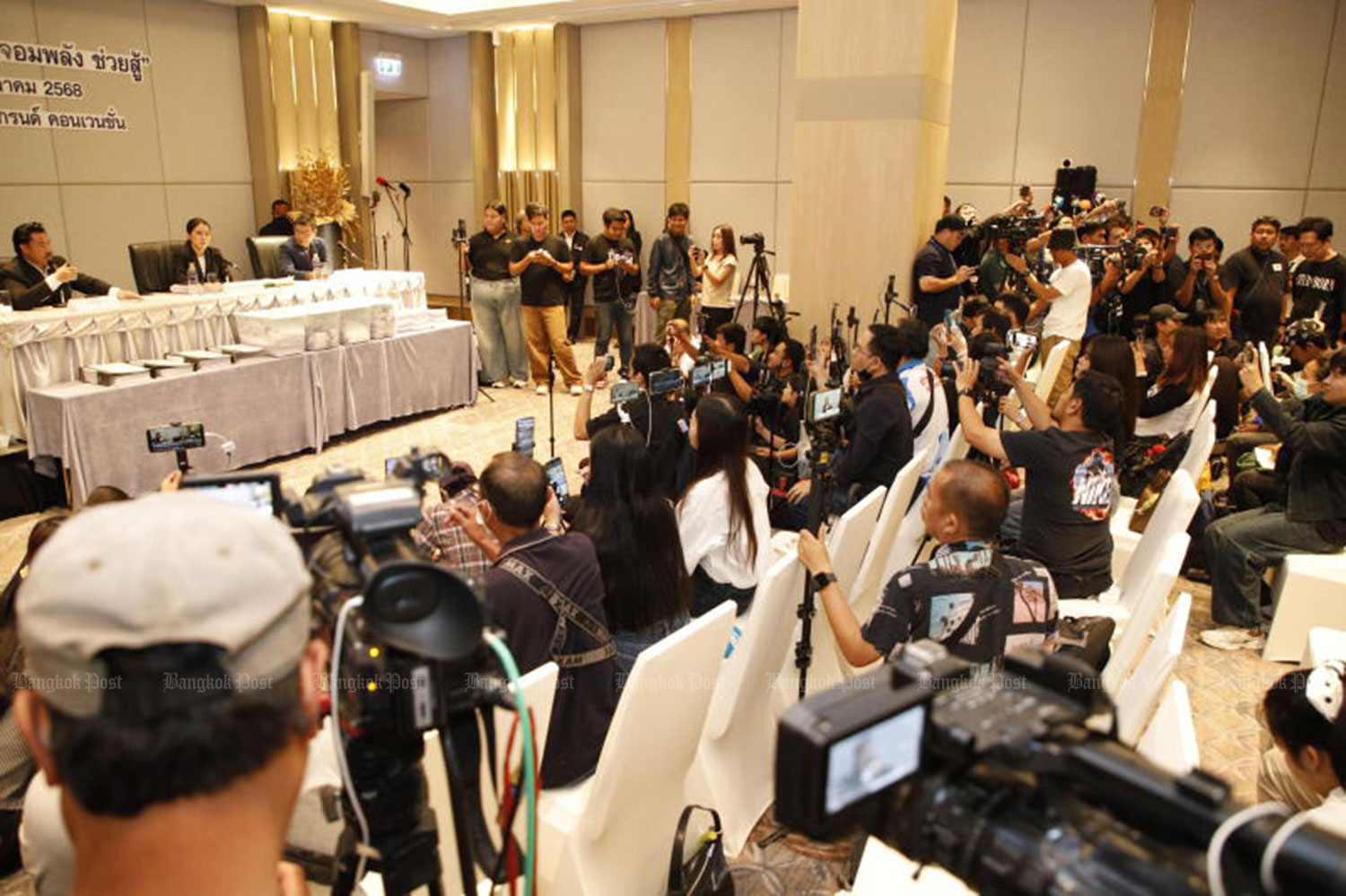 Many people attend a press conference held by social activist Gun Pongpaiboonwet, widely known as Gun Jompalang, at  Asawin Grand Convention Hotel in Bangkok on Friday. (Photo:Pattarapong Chatpattarasill)