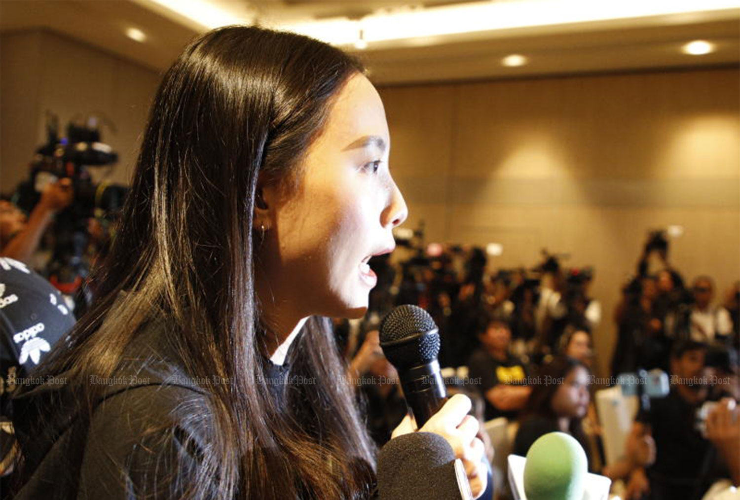 Rukchanok Srinork, an opposition People&rsquo;s Party MP for Bangkok, puts a question to &ldquo;Gun Jompalang&rdquo; at his press conference on Friday. She asked him about his remark that he was not close to politician Thamanat Prompow, asking why he had to lie about their relationship. (Photo: Pattarapong Chatpattarasill)