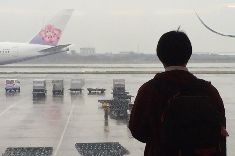 ผู้โดยสารชมเครื่องบินของ China Airlines ที่จอดอยู่ที่สนามบินนาริตะใกล้กับโตเกียว (ภาพ: สฤษดิเดช มฤคทัต)