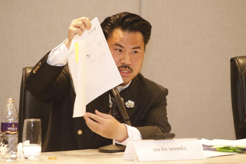 Social activist Guntouch Pongpaiboonwet, widely known as Gun Jompalang, holds a press conference at the Asawin Grand Convention Hotel in Bangkok to address allegations of financial irregularities involving the Gun Jompalang Chuai Su Foundation. (Photo: Pattarapong Chatpattarasill)