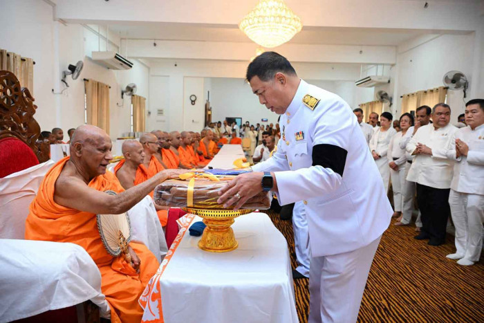 Royal Kathina Robe presented in Sri Lanka