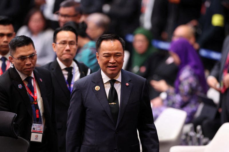 อนุทิน ชาญวีรกูล นายกรัฐมนตรีของไทย เดินชมสถานที่จัดการประชุมสุดยอดอาเซียน ครั้งที่ 47 และการประชุมสุดยอดที่เกี่ยวข้อง ณ กรุงกัวลาลัมเปอร์ ประเทศมาเลเซีย เมื่อวันอาทิตย์ที่ผ่านมา (ภาพรอยเตอร์)