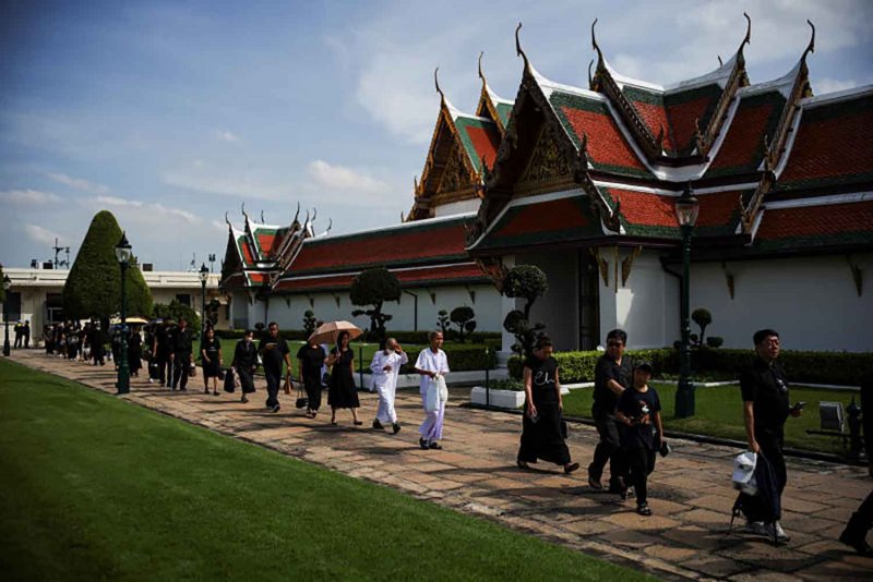 People queue to offer condolences for Thailand's Queen Mother Sirikit following the announcement of her death, at the Grand Palace in Bangkok, Thailand, October 26, 2025. REUTERS