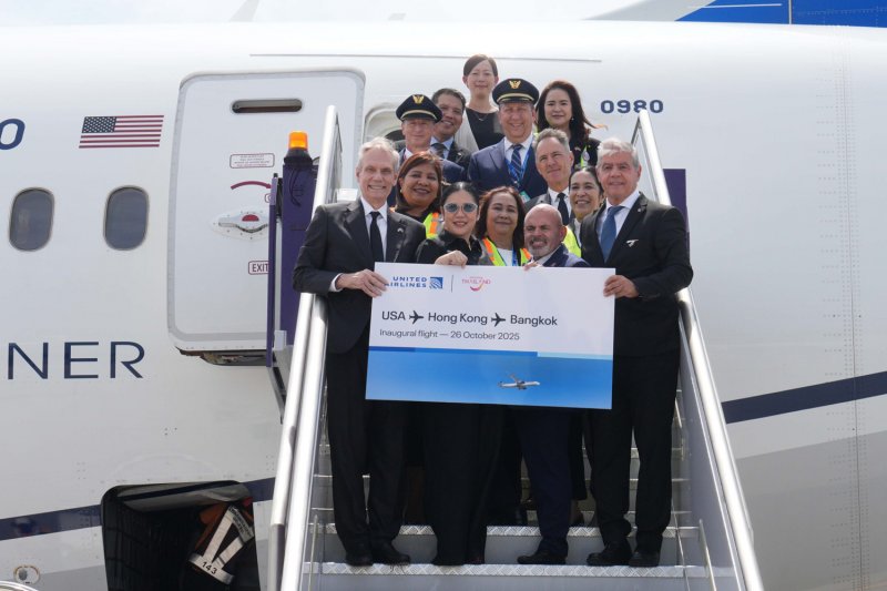 เอกอัครราชทูตสหรัฐอเมริกา โรเบิร์ต โกเดค (ด้านหน้าซ้าย) และผู้ว่าการการท่องเที่ยวแห่งประเทศไทย นายฐปนี เกียรติไพบูลย์ (ที่สองจากซ้าย) ถ่ายภาพร่วมกับลูกเรือของยูไนเต็ดแอร์ไลน์ส หลังเที่ยวบินปฐมฤกษ์จากลอสแอนเจลิสเดินทางถึงกรุงเทพฯ เมื่อวันอาทิตย์ที่ผ่านมา (ภาพ: การท่องเที่ยวแห่งประเทศไทย)