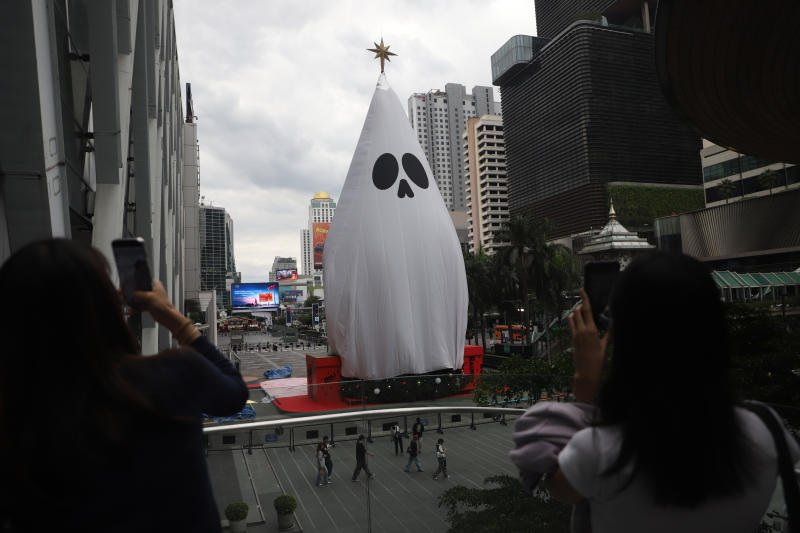 ผีบู่ผีขนาด 40 เมตรปกคลุมต้นคริสต์มาสในช่วงเฉลิมฉลองวันฮาโลวีนนอกห้างสรรพสินค้าที่สี่แยกราชประสงค์ ซึ่งเป็นย่านช็อปปิ้งและการท่องเที่ยวที่พลุกพล่านที่สุดแห่งหนึ่งของกรุงเทพฯ เมื่อวันที่ 23 ต.ค. 2568 (ภาพ: ณัฐวัฒน์ วิเชียรบุตร)