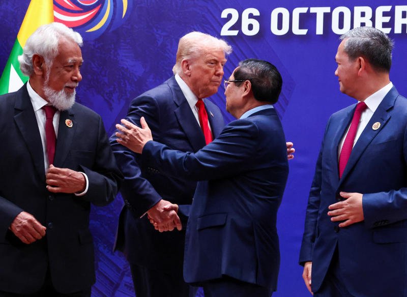 ซานานา กุสเมา นายกรัฐมนตรีติมอร์ตะวันออก และนายกรัฐมนตรีฮุน มาเน็ต ของกัมพูชา มองดูขณะที่นายกรัฐมนตรี ฝ่ามมิงห์ จิญ ของเวียดนาม ทักทายประธานาธิบดีโดนัลด์ ทรัมป์ ของสหรัฐฯ ระหว่างการถ่ายภาพหมู่ที่การประชุมสุดยอดสมาคมประชาชาติแห่งเอเชียตะวันออกเฉียงใต้ (อาเซียน) ครั้งที่ 47 ที่กรุงกัวลาลัมเปอร์ ประเทศมาเลเซีย เมื่อวันอาทิตย์ที่ผ่านมา (ภาพ: รอยเตอร์)