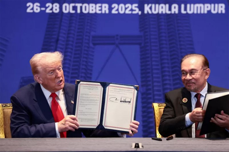 ประธานาธิบดีโดนัลด์ ทรัมป์ แห่งสหรัฐฯ และนายกรัฐมนตรีอันวาร์ อิบราฮิม ของมาเลเซีย ถือเอกสารข้อตกลงทางการค้าระหว่างการประชุมทวิภาคีระหว่างการประชุมสุดยอดสมาคมประชาชาติแห่งเอเชียตะวันออกเฉียงใต้ (อาเซียน) ครั้งที่ 47 ที่กรุงกัวลาลัมเปอร์ ประเทศมาเลเซีย เมื่อวันอาทิตย์ที่ผ่านมา (ภาพ: รอยเตอร์)