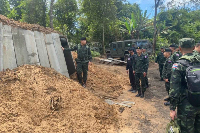 Thai army builds defensive trenches, shelters along Cambodian border