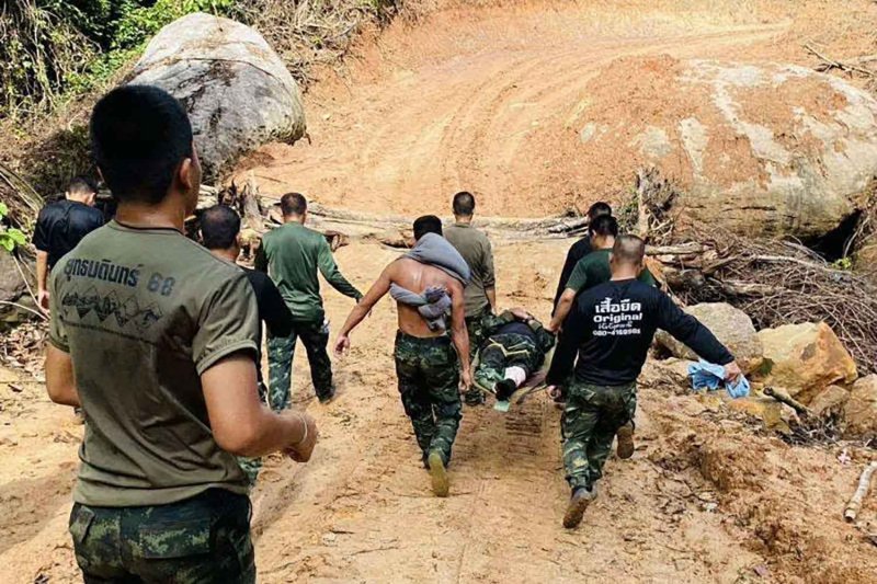 Soldiers rush one of the four injured Thai soldiers away for medical treatment after the landmine explosion along the border in Si Sa Ket province on Monday morning. (Photo: Royal Thai Army)