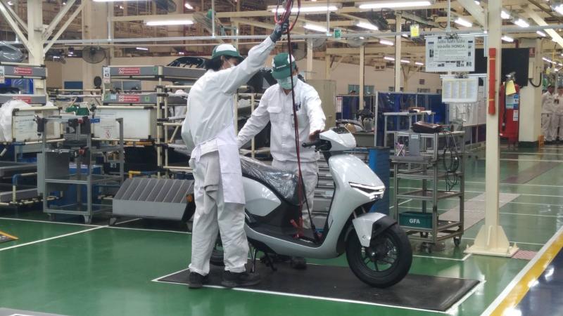 Workers assemble a motorcycle at a factory operated by Thai Honda in Bangkok, Thailand. (Photo: Lamonphet Apisitniran)