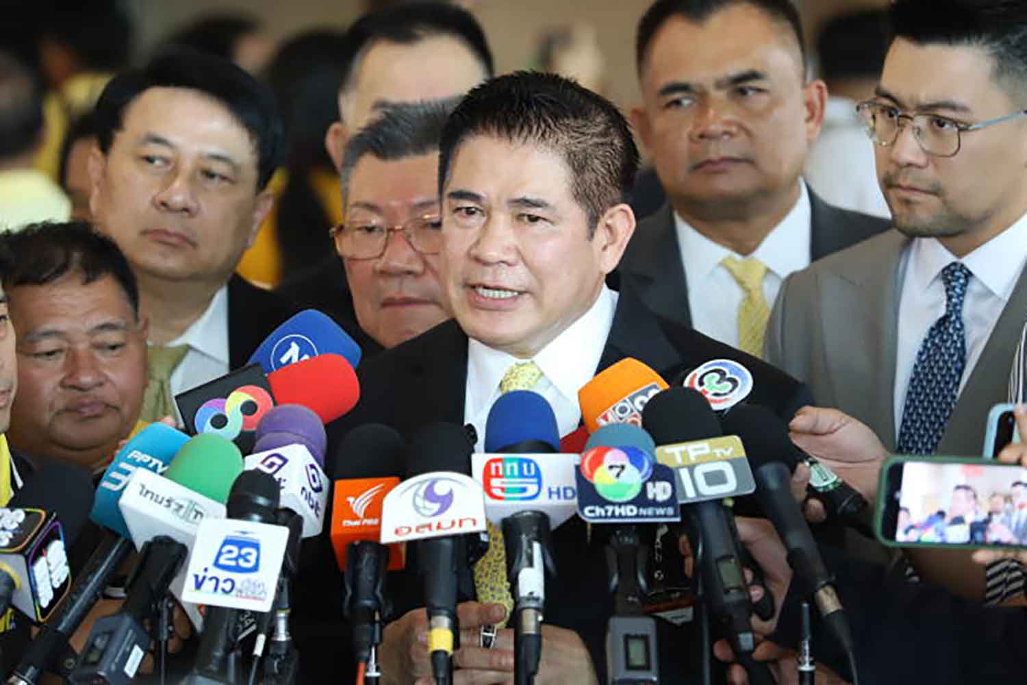 Klatham Party chief adviser Thamanat Prompow comments on allegations about Chonnapat Naksua, saying the MP deserved a chance to explain himself. (Photo: Pattarapong Chatpattarasill)