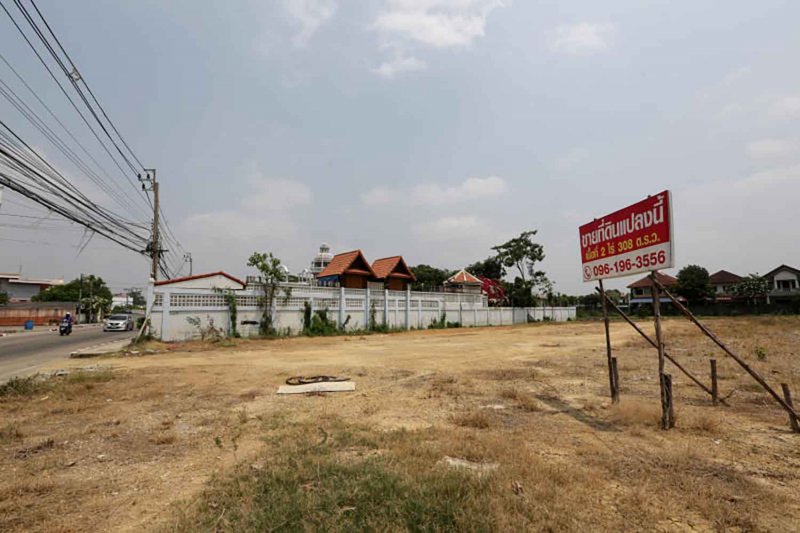 A land plot advertised for sale in Soi Suan Phak in Bangkok's Taling Chan district. (Photo: Chanat Katanyu)