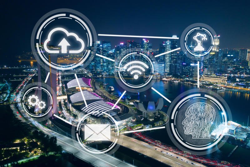 เมืองอัจฉริยะเทคโนโลยีไร้สายเป็นนามธรรมบนพื้นหลังย่านการเงินของสิงคโปร์ในเวลากลางคืน (ภาพ: 123RF)