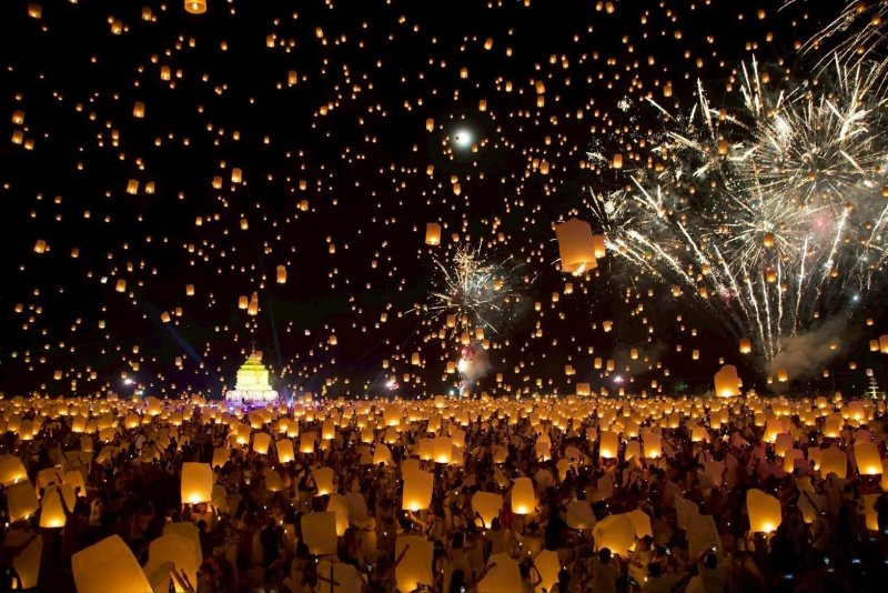 ฝูงโคมลอยลอยขึ้นสู่ท้องฟ้าในช่วงเทศกาลยี่เป็ง 2568 ที่จังหวัดเชียงใหม่ (ภาพ: ภานุเมธ ตันรักษา)