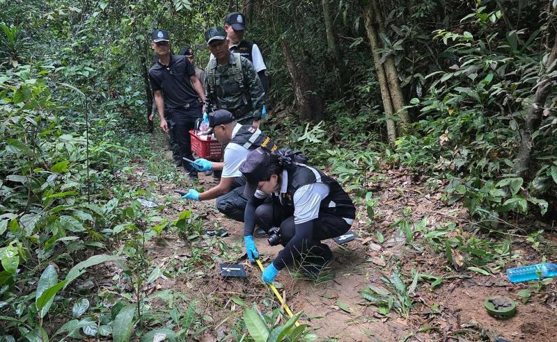 Thai police and army personnel examine fragments of a landmine in Si Sa Ket province along the Cambodia-Thailand border. (Photo: Royal Thai Army)