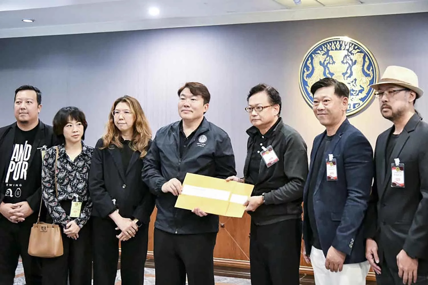 Restaurant and nightlife business representatives present a petition calling for eased alcohol regulations to government spokesman Siripong Ankasakulkiat (centre) at Government House on Wednesday. (Photo: Government House)