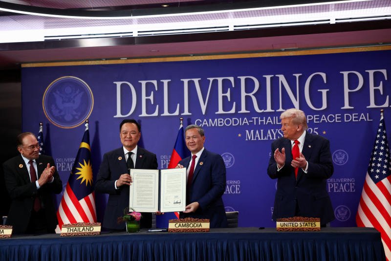 Malaysia's Prime Minister Anwar Ibrahim, left, and US President Donald&nbsp;Trump, right,&nbsp;applaud as Thailand's Prime Minister Anutin Charnvirakul, second left, and&nbsp;Cambodia’s&nbsp;Prime Minister Hun Manet hold up a document during the signing of a ceasefire deal between&nbsp;Cambodia&nbsp;and Thailand on the sidelines of the 47th Association of Southeast Asian Nations (Asean) summit in Kuala Lumpur, Malaysia, on Oct 26, 2025. (Photo: Reuters)