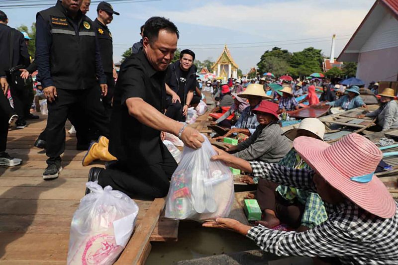 Prime Minister Anutin Charnvirakul hands out relief supplies to flood-affected residents at Wat Bandai Chang in Sena district of Ayutthaya province on Wednesday. (Photo: Government House)