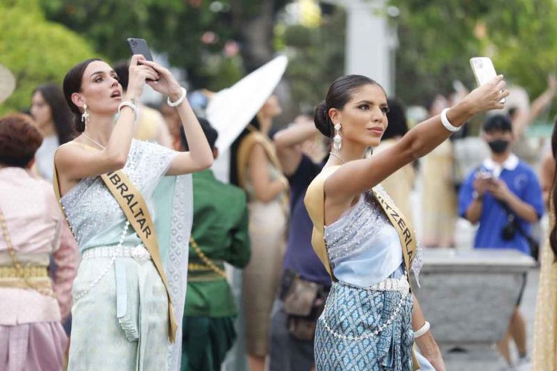 Miss Grand International contestants visit Bangkok's Wat Arun (Temple of Dawn) in Thai traditional costumes in October last year. (Photo: Pattarapong Chatpattarasill)