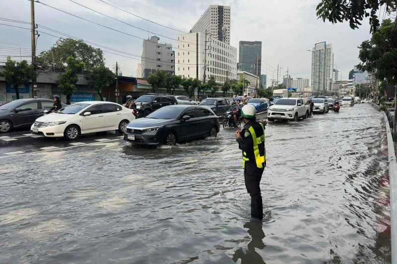 A section of Ratchadaphisek Road in Chatuchak district is flooded on Thursday morning. Photo by Chatuchak district office.
