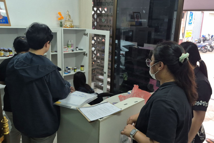 Two bogus doctors flee as Pattaya clinic raided