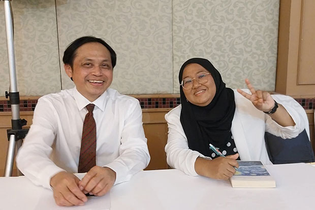 Anchana Heemmina and her lawyer Preeda Nakphew are seen at a seminar in Narathiwat on Nov 6, 2025, after the human rights advocate prevailed in a court case filed against her by the Royal Thai Navy. (Photo: Abdullah Benjakat)