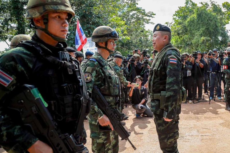Lt Gen Worayos Lueangsuwan, the First Army commander, visits soldiers in Sa Kaeo province on Oct 2. (Photo: Royal Thai Army)