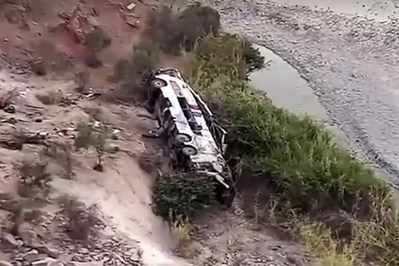 The remains of a bus that plunged into a ravine about 200 meters deep are seen in Arequipa, Peru, on Wednesday. (Screenshot)