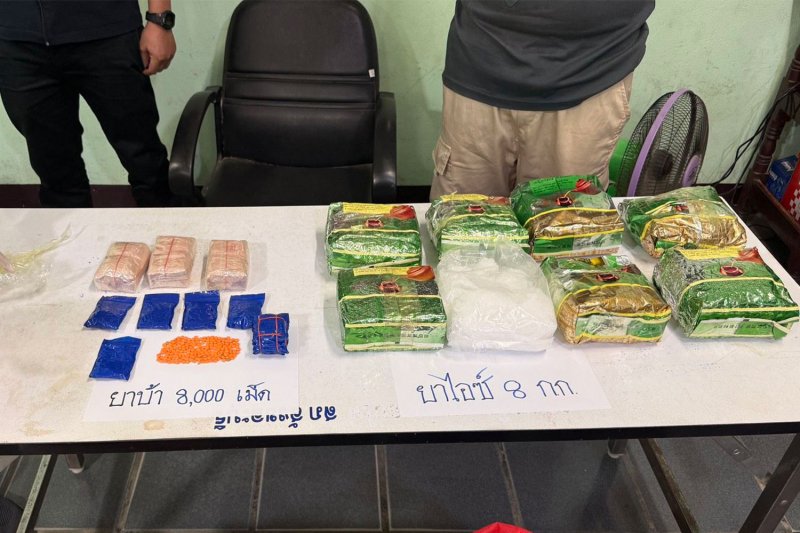 Police display 8,000 speed pills and eight kilogrammes of crystal methamphetamine seized from two Indonesian men who were arrested in Sangkhla Buri district of Kanchanaburi on Wednesday. (Photo: Piyarach Chongcharoen)
