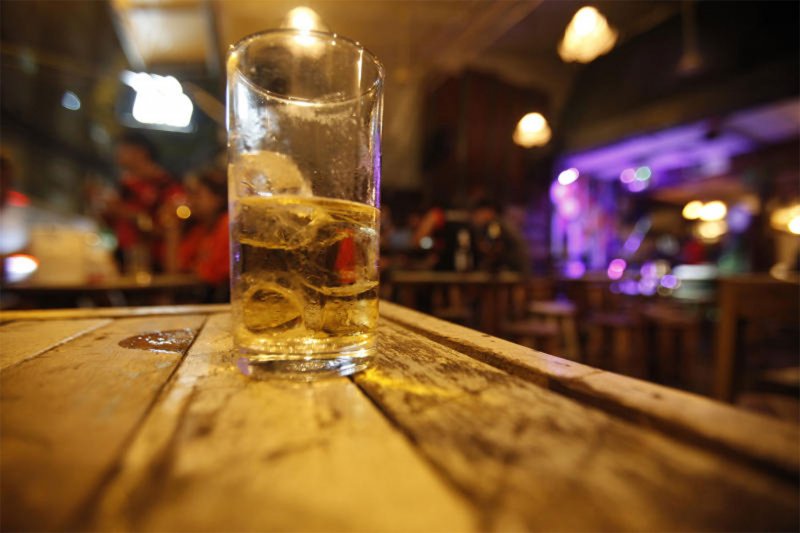 The National Alcohol Policy Committee has decided to lift the ban on alcohol sales from 2pm to 5pm. (Photo: Pattarapong Chatpattarasill)