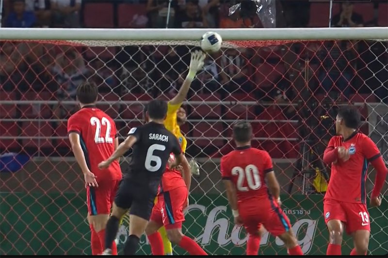 Sarach Yooyen's precise strike from outside the penalty box puts Thailand ahead early in the match. (Screenshot)