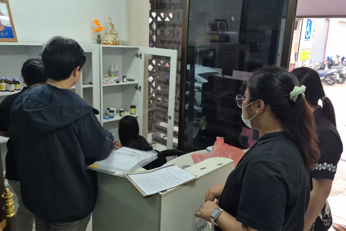 Two fake doctors flee as Pattaya clinic raided