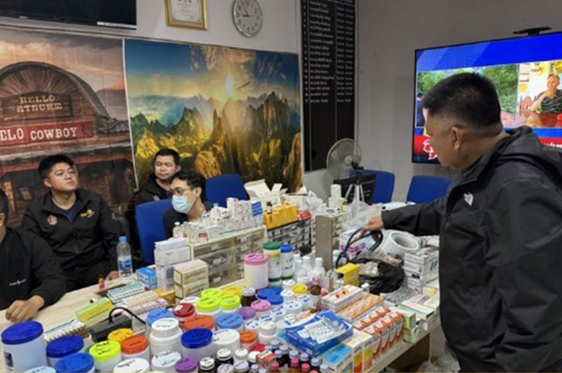 Police seize a large quantity of medicine and other items during a raid on a medical clinic in Min Buri district, Bangkok where a fake doctor and his assistant were arrested. (Photo: Metropolitan Police Division 3)