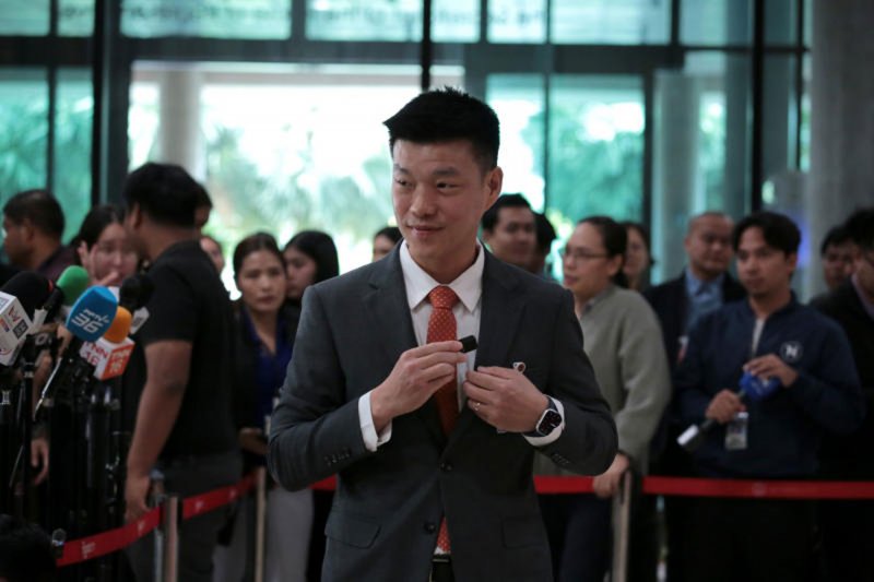 People's Party (PP) leader Natthaphong Ruengpanyawut arrives at parliament on Oct 14. (Photo: Chanat Katanyu)