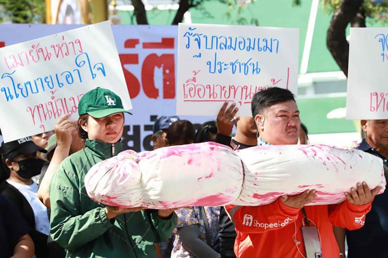 Protesters from community networks and drunk-driving victims carry a mock dead body to Government House on Oct 24, submitting a petition to Prime Minister Anutin Charnvirakul opposing the government's plan to extend alcohol sales and pub hours until 4am and lifting the 2-5pm alcohol sales ban. Apichart Jinakul