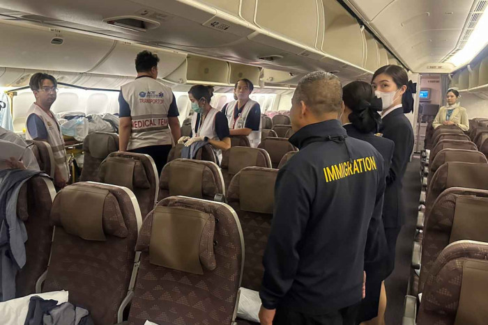 Korean actress helps severely ill Thai student return home