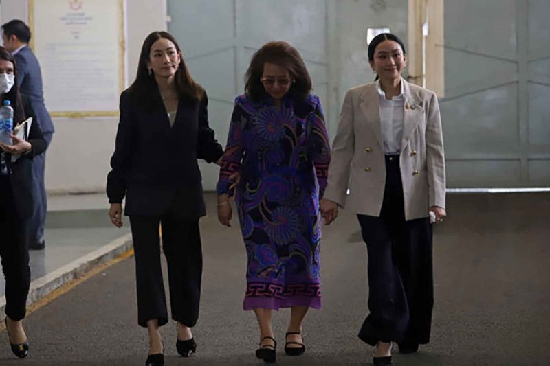 Khunying Potjaman Damapong, centre, Thaksin Shinawatra’s former wife, and his daughters, former prime minister Paetongtarn Shinawatra, right, and Pintongta Kunakornwong, visit him at Klongprem Central Prison in Bangkok on Sept 15. (Photo: Varuth Hirunyatheb)