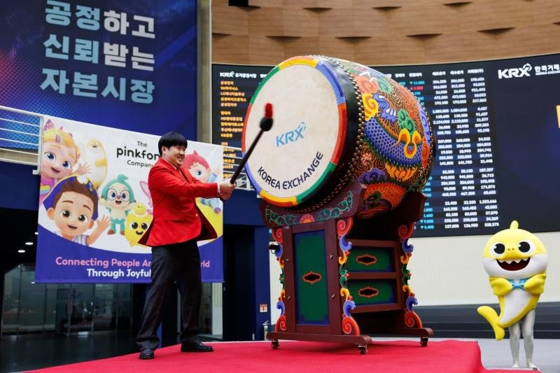 Kim Min-seok, chief executive officer of Pinkfong Co, strikes the drum during Pinkfong Co's listing ceremony at the Korea Exchange (KRX) in Seoul, South Korea, on Tuesday. (Photo: Bloomberg)