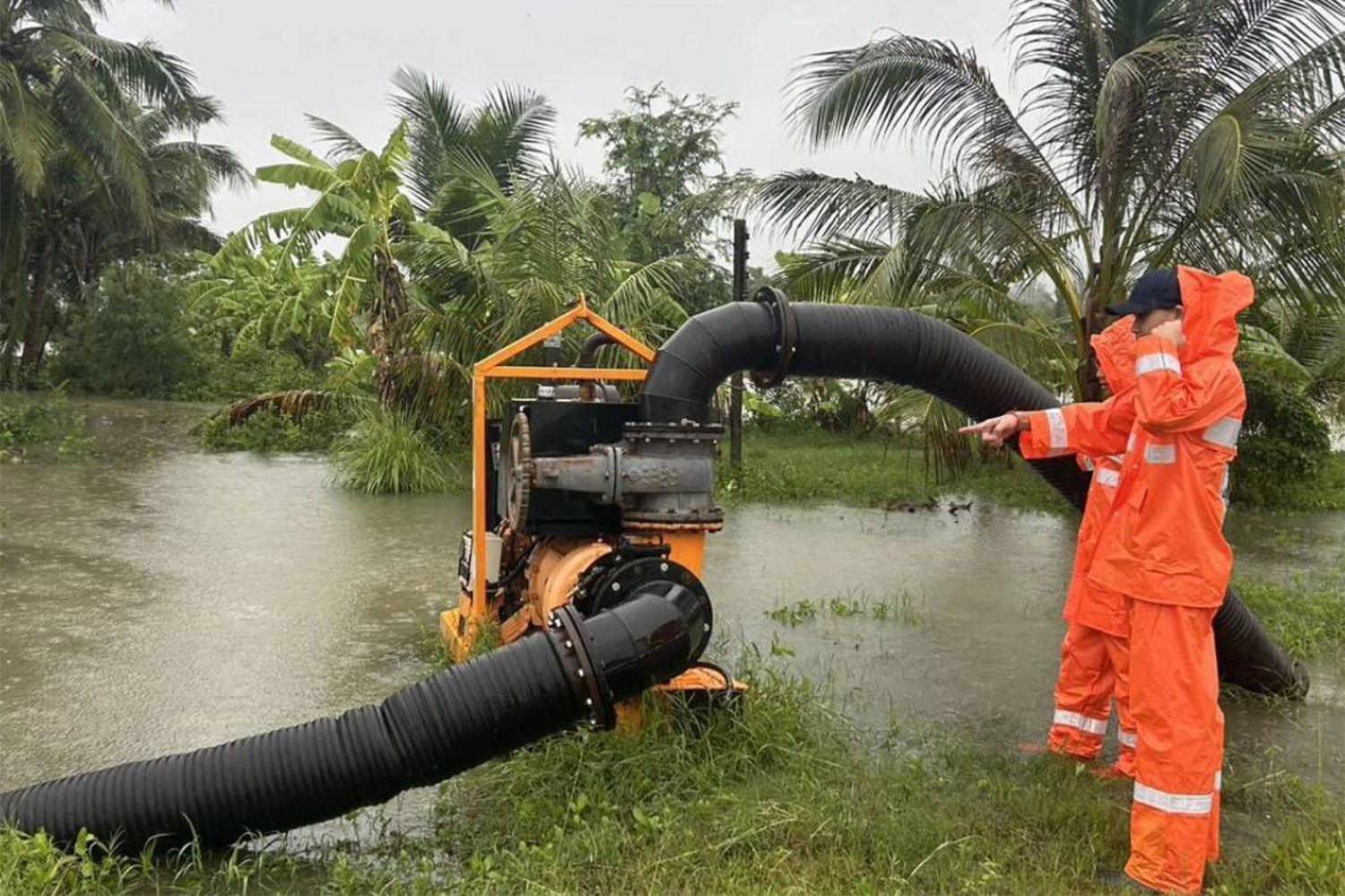A local official points at a water pump to drain floodwater from an affected area in Songkhla on Friday. (Photo: Assawin Pakkawan)