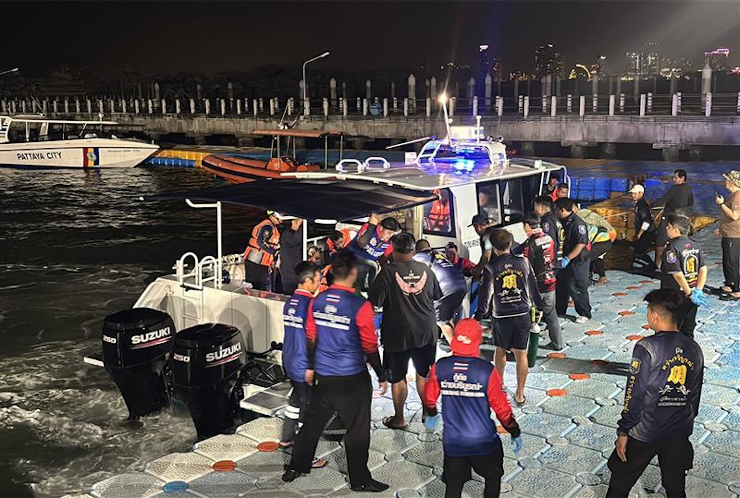 All missing passengers and the boat skipper are taken to shore after their boat capsized off Pattaya on Friday. (Photo: Amporn Sangkaew)