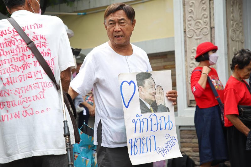 A man holds a banner reading "Thaksin, the prime minister in my heart", as he stands outside Klongprem Central Prison on Sept 15, 2025, the first day that the family of Thaksin Shinawatra was allowed to visit him. (Photo: Varuth Hirunyatheb)