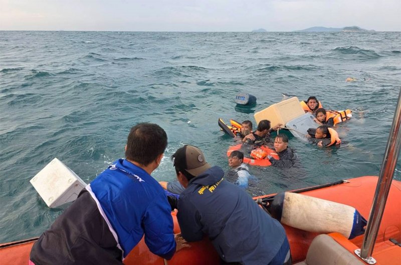 Rescuers retrieve some of the people, including the skipper, from the water after a chartered fishing boat capsized off Pattaya on Friday. (Photo: Thailand Rescue Diver Facebook page)