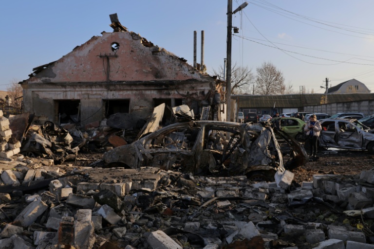 A surprise US plan to end the conflict would require Ukraine to cede land to Russia and cut its army.