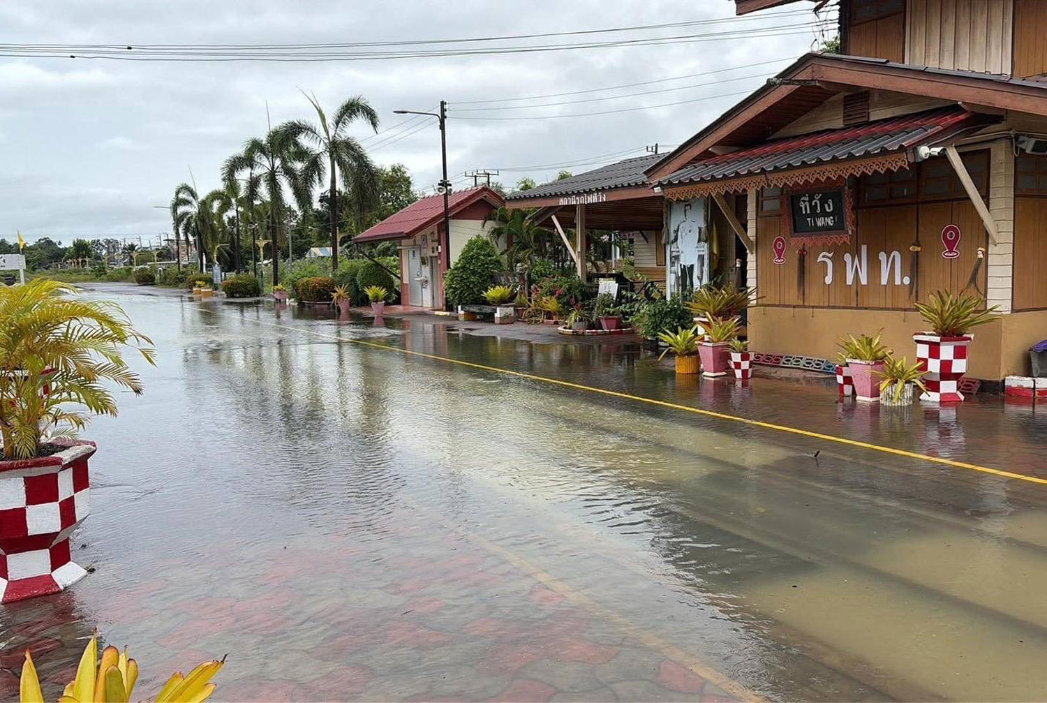 Thi Wang railway station in Thung Song district of Nakhon Si Thammarat is flooded. (Photo: SRT public relations office)