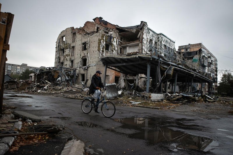 A cyclist navigates the ruins of Pokrovsk, Ukraine, where Russian forces continue to fight for control on Oct 16, 2024. (Photo: New York Times)