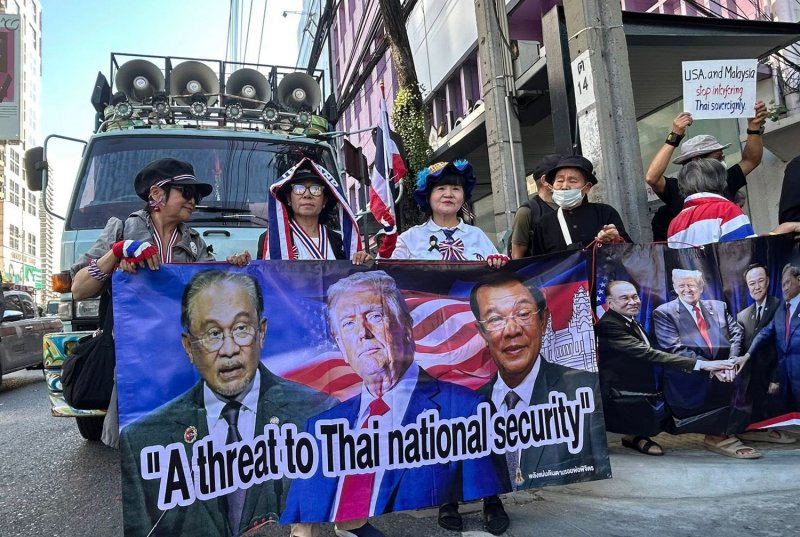 Former senator Kaewsan Atibodhi addresses a protest rally in front of the Malaysian embassy on Sathon Road in Bangkok on Saturday. (Photo: Students and People’s Network for Thailand Reform Facebook page)