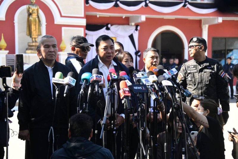 Pol Lt Col Prawut Wongsinin, director-general of the Department of Corrections, speaks to reporters after an inspection at the Bangkok Remand Prison on Saturday. (Photo: Ministry of Justice)